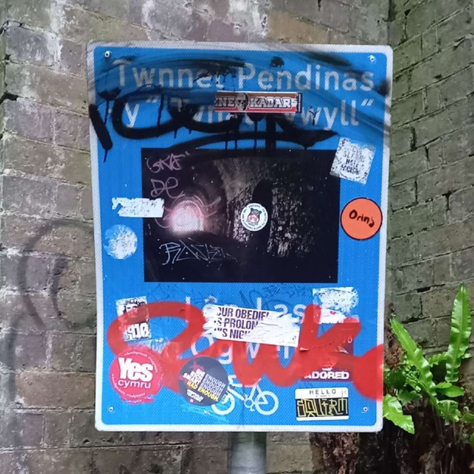 Graffiti Remover For Reflective Signs - Image 3